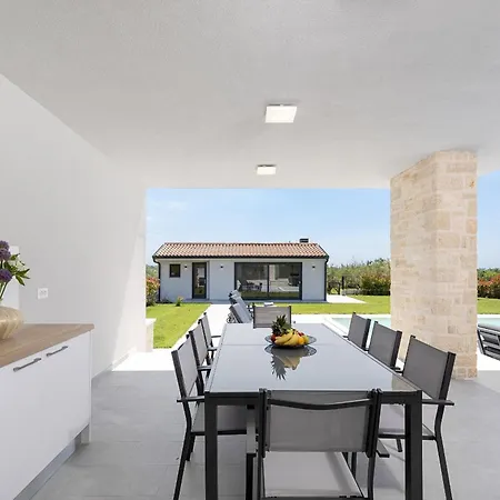 Beautiful With Pool In Villa