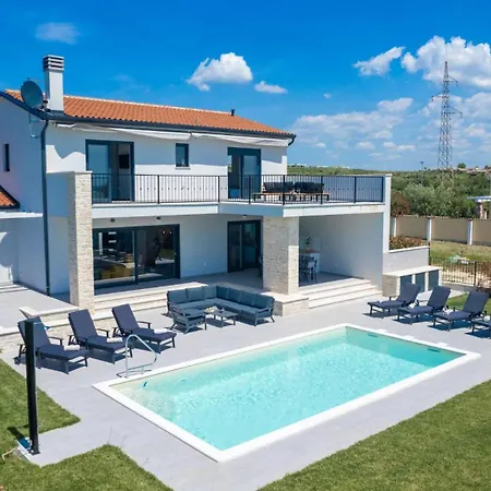 Beautiful With Pool In Brtonigla
