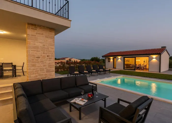فيلة Beautiful With Pool In