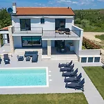 Beautiful With Pool In *
