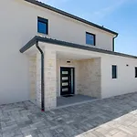 Villa Beautiful With Pool In Brtonigla