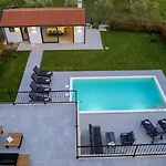 Villa Beautiful With Pool In Brtonigla