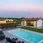 Villa Beautiful With Pool In Brtonigla