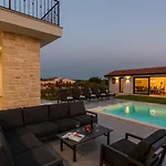 Villa Beautiful With Pool In