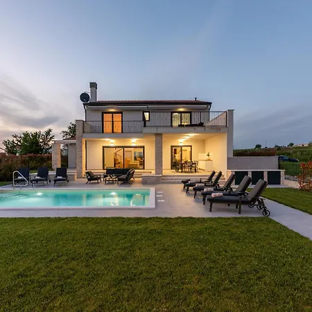 Beautiful With Pool In فيلة
