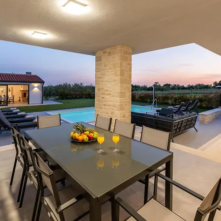 Villa Beautiful With Pool In *