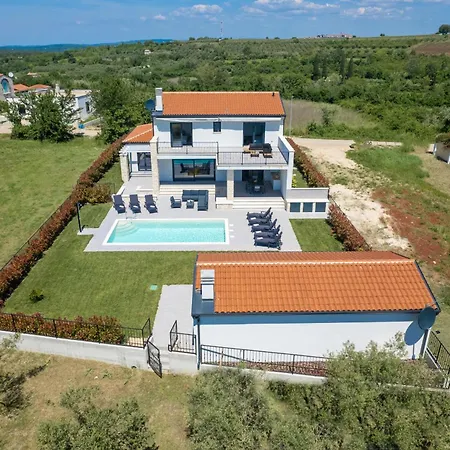 Beautiful With Pool In Villa *