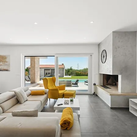 Beautiful With Pool In *
