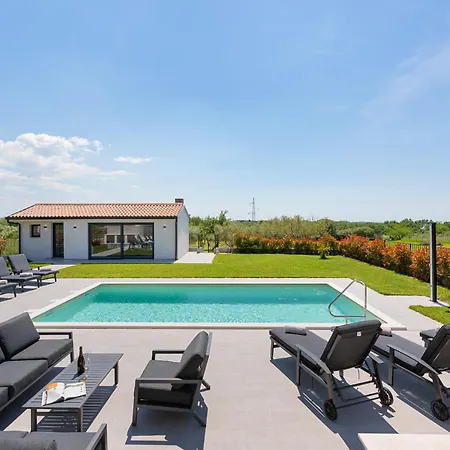 Beautiful With Pool In فيلة