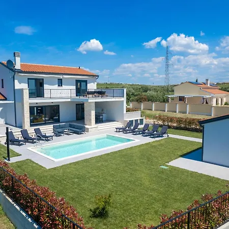 Villa Beautiful With Pool In
