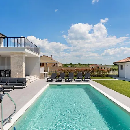 Beautiful With Pool In Villa