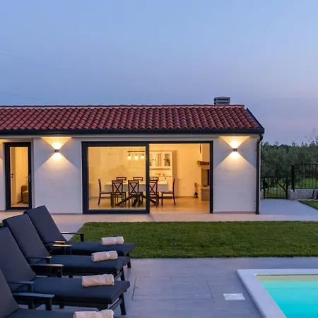 Beautiful With Pool In Villa *