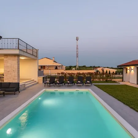 Villa Beautiful With Pool In Brtonigla