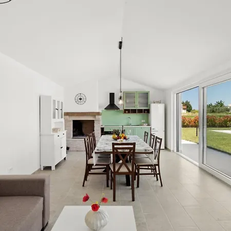 Villa Beautiful With Pool In Brtonigla